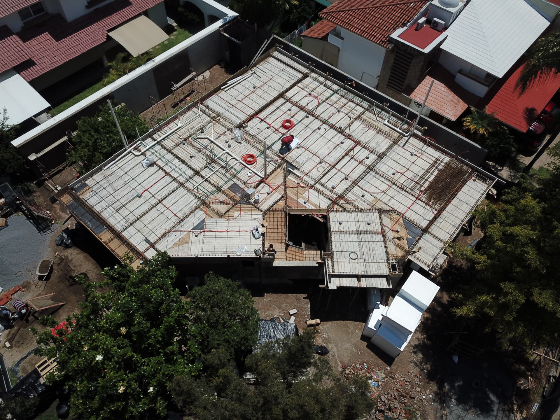 Obra en construcción de una residencia, referencia visual de otra propiedad
