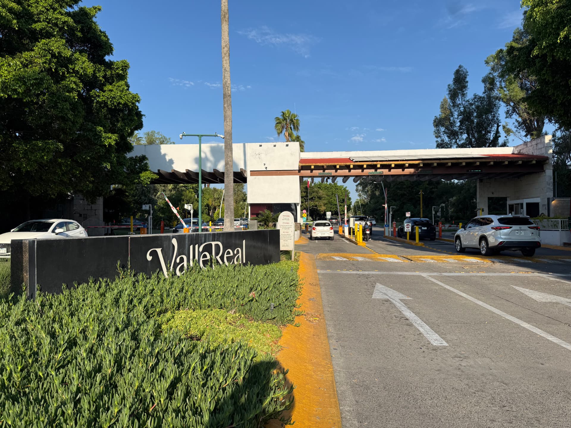 Entrada arbolada de Valle Real